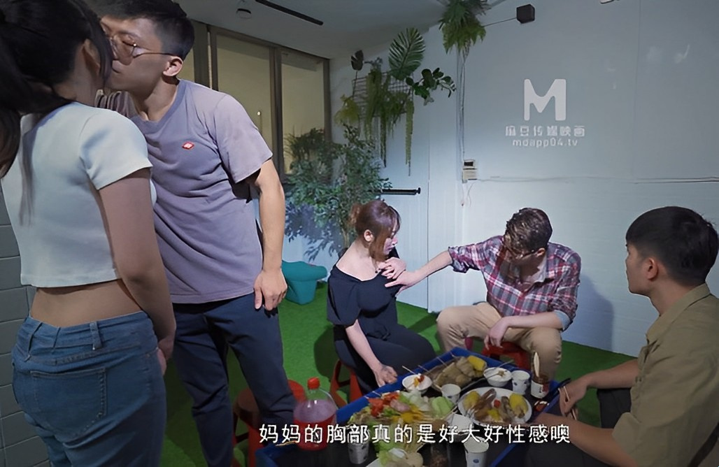 Gia đình tụ họp làm tình tập thể đêm trung thu