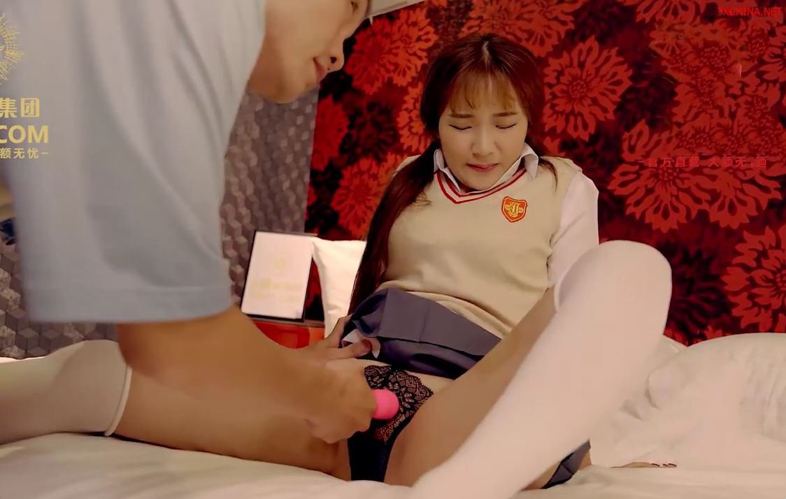 아빠는 갱스터에게 돈을 빚지고, 딸은 그녀의 아버지를 돕기 위해 빚을 지불하는 것을 두드러집니다.