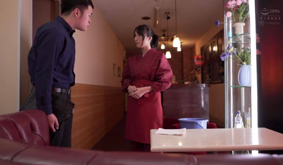 The owner of the motel Julia and the fastidious creditors