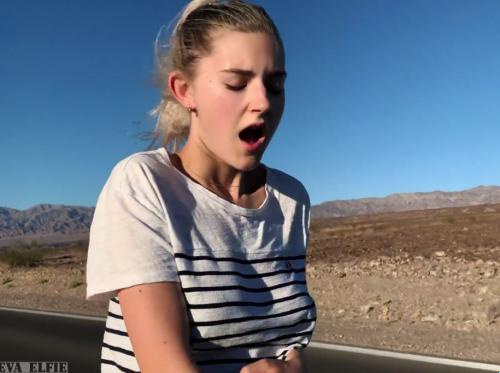 Fai l'amore con una bella ragazza sul convertibile