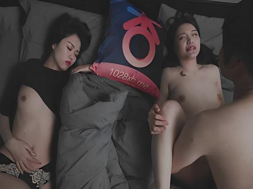 彼の親友の隣で寝ているときに夫と忍び寄るセックス