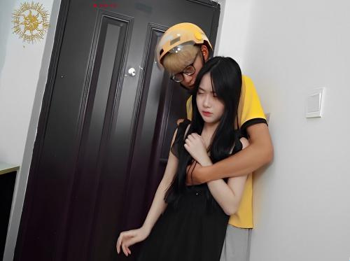술에 취한 어린 소녀는 배송 업체와 섹스를합니다
