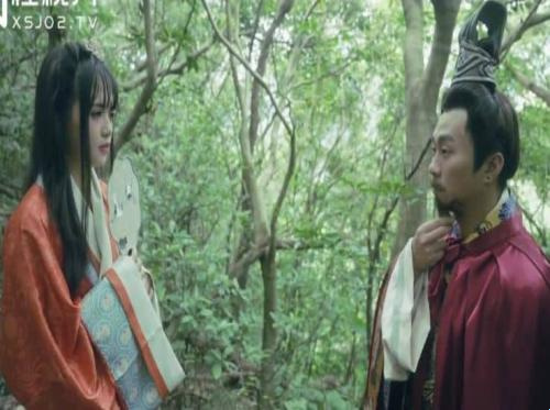 La bella femmina persa nella foresta è fortunata ad incontrare Liu Bei
