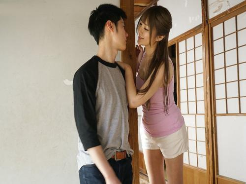 家に帰って再び遊んで、彼女のいとこがツバサ・アマミと結婚したのを見てください