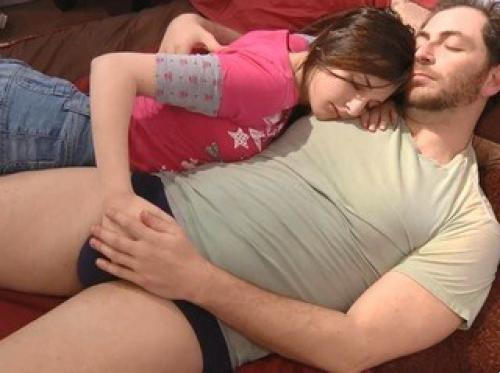 A filha se esgueirou, foi descoberta por seu pai para dormir e o final