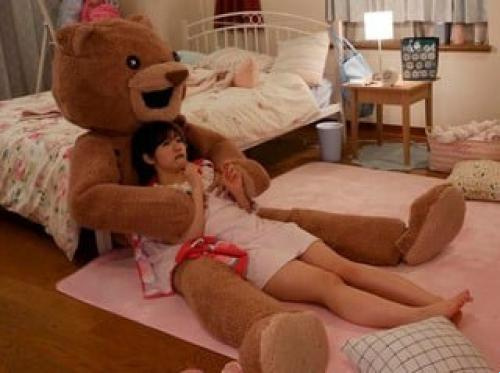 Teddy bear dan pelajar wanita yang tidak bersalah