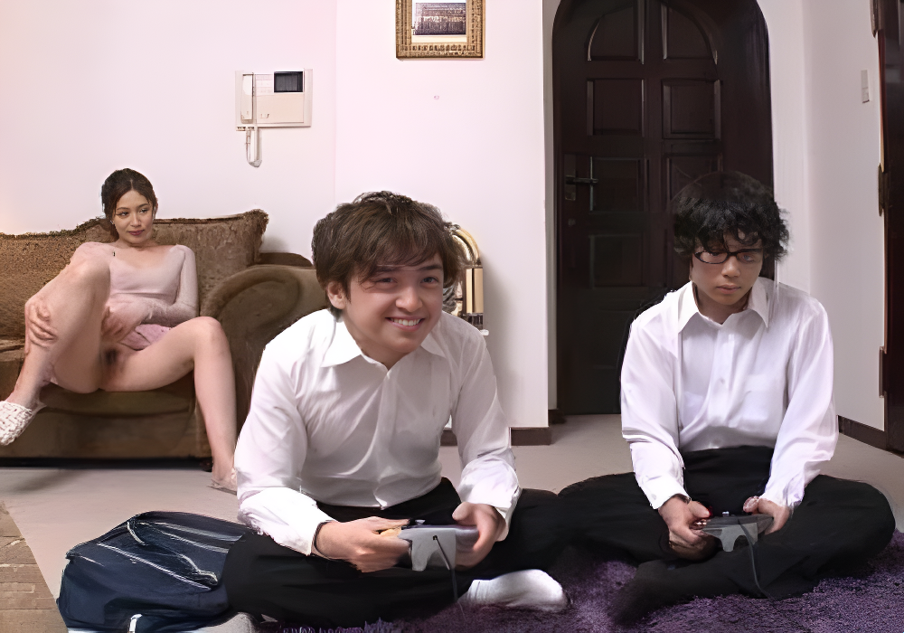 Mải chơi game, thằng bạn bị mẹ ruột của mình địt lúc nào không hay